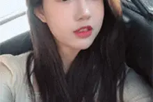搞笑GIF：国外两名男子，牵着骆驼反被骆驼咬到头部，甩飞出去。图片