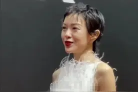 女星穿太少走红毯，直呼冻得下巴发抖，像住冰箱，网友：男星保暖图片