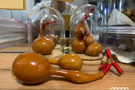 几块钱买的葫芦，三四十双手套轮换用，他个个盘出玻璃底图片