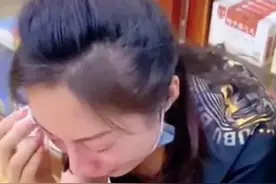 女子乘网约车换目的地，竟遭司机持棍追打？嘀嗒回应：顺风车不支持修改目的地，车主账号被封禁图片