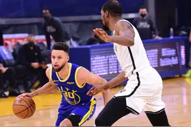 杜兰特复出干勇士，克莱怒摔毛巾，赛后阿杜和库里紧紧拥抱图片