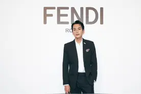 张若昀解锁FENDI皮具代言人，不仅演技好，时尚气质也是一流图片