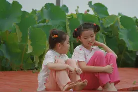 阿拉蕾与妹妹拍大片，近照又黑又瘦全程一个表情，不如妹妹有灵气图片
