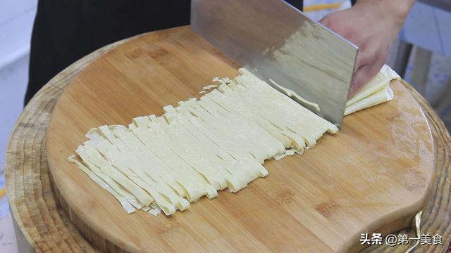 厨师长教你做“麻辣油皮”，好吃开胃下酒小菜，豆皮劲道不易碎