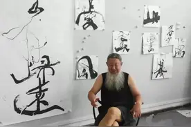 90后美女拜邵岩为师，首创“人体书法”，穿着短裙蘸墨汁在地上爬图片