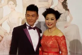 最帅唐僧江华罕露面！58岁瘦到脱相，和大9岁老婆同框像两代人图片