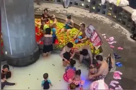 黑龙江现“鸳鸯火锅”温泉，真辣椒往里放，游客像食材一样泡着图片