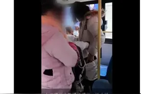 女孩丢手机后对40名乘客挨个搜身 致公交延误40分钟图片
