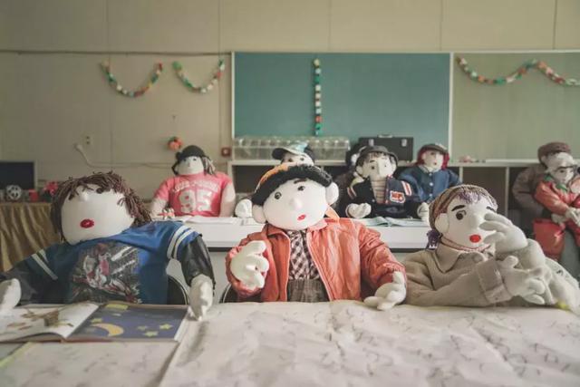 日本有个恐怖村庄,奶奶按照逝者原型做了300个人形,日夜陪自己