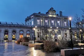 说说我生活的法国小城，一家三口从大上海来到法国的三线城市图片