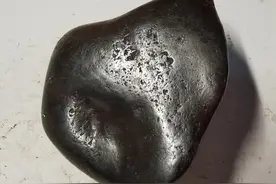 陨石的熔壳辩别图片