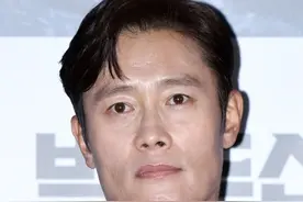 20年铁粉因病去世，李秉宪向剧组请假，赶往丧礼现场吊唁粉丝图片