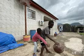 非洲小朋友练习球技，玩得很嗨，累了就用汉语聊天图片