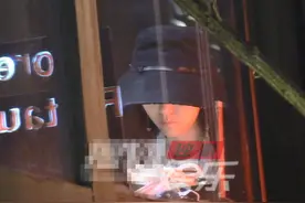 张靓颖携男友吃烤肉，陈秋莳甘当小跟班，四年赚7亿仍租房住？图片