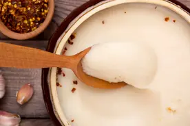 熬猪油，只会加盐就错了，记得多放2样，猪油又白又香，不易变质图片