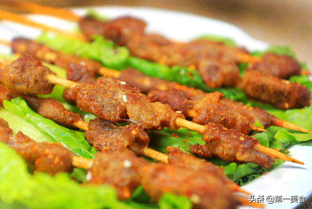 自制肉串的腌制方法烧烤肉串怎么腌制（怎样在家烤出好吃的肉串这秘制腌料很重要）