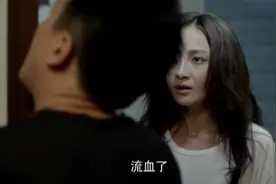 怀孕的妻子半天不出来，丈夫要撞门，不料妻子捂着肚子：我流血了视频封面