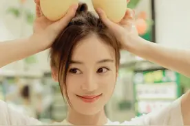 宋轶麻花辫红裙清甜，袁姗姗丸子头白色T恤俏皮，谁更有少女感？图片