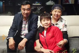 幸福！中国短道速滑冠军王濛晒全家福，一家三口其乐融融超温馨图片