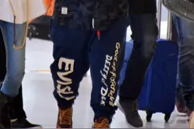 韩红现身机场，浑身珠光宝气，网友：简直就是一个土地主图片