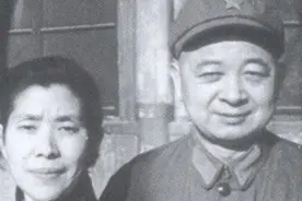 1955年授衔时，别的将军都是排队上台，只有他是单独上台视频封面