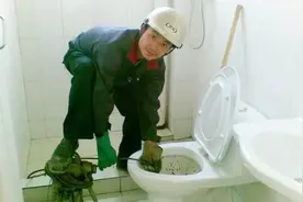 日本疏通管道的方法确实厉害！只用了几分钟，沉渣污垢快速疏通图片