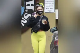 凡妮莎一身荧光绿抢镜，边走边扎发辫露性感小腹吸睛图片