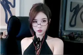 CSGO美女主播大菠萝有多会整活？网友：超管都顶不住图片