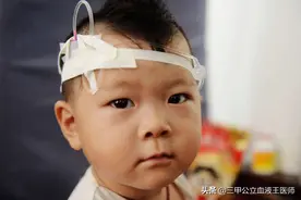 当得知自己小孩患了白血病 小孩父亲下跪并自己打了自己三个嘴巴图片