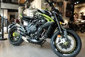 MV 奥古斯塔三缸街车 Dragster 800 RR图片