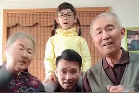 43岁刘和刚晒全家福，祖孙三代长相神复制，却不见小10岁娇妻图片