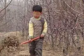 10岁男孩撑起一片天，1岁妹妹发烧抱着去打针，无助眼神让人心疼图片