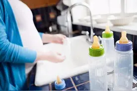 开水烫奶瓶是“假消毒”，家长敷衍了事的背后，是宝宝健康在买单图片