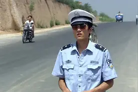 小伙捡到一警服，冒充交警开罚单赚钱，还骗了一个少女，犯罪片图片