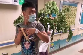 妈妈坐月子期间，这两类人再亲近也别让抱孩子，会让宝宝不舒服图片