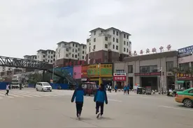 “学生家长自费百万捐建天桥”，曾给学校捐空调、大米，具体身份成谜，官方指其要30年广告经营权，或将收回图片