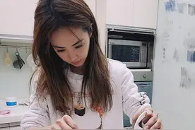 蔡依林久违做蛋糕有模有样 调侃学习是为了更好的吃图片