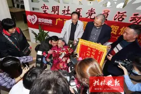 催泪！幼年走失，这个拥抱她等了84年图片