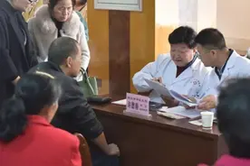 鄂州名医、老中医院院长许德甫因新冠肺炎殉职，隔离期远程为患者开药，爱人确诊仍抢救图片