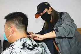 邢台抗疫小伙朋友圈寻理发店，女发型师登门“义剪”图片