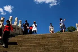 颐和园夏日风景：人在桥上，桥在画中图片