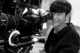 32岁金秀贤晒星你旧照，凭都敏俊赚2亿，身价刷新韩国最高纪录图片