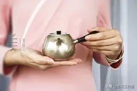 银壶煮水泡茶图片