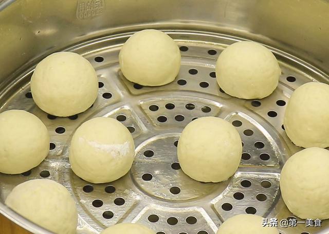 蒸馒头是冷水上锅还是热水上锅？牢记这几点，馒头暄软不塌陷