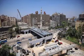 世界上最奇葩的高速公路，距住宅楼仅50厘米，走出家门就上高速图片