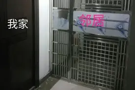 邻居在走廊加铁门霸占公共空间，态度又蛮横，如何能让其拆掉呢？图片