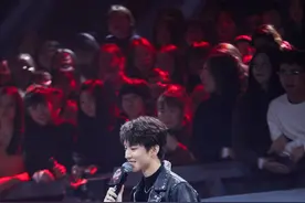 王俊凯我们的乐队高清照，一身皮衣霸气酷帅，期待图片