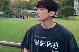 白敬亭晒图庆27岁生日，赵又廷P图送祝福，玩斗图的2人太逗了图片