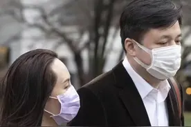 孟晚舟不再当女强人！同框老公秀恩爱，穿黑裙做回小女人图片