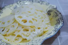 莲藕一下锅炒就发黑？大厨教我1个妙招，藕片白净爽脆超好吃图片